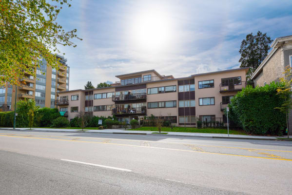Le Garrie Court property